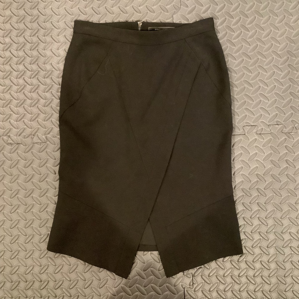 BCBGMAXAZRIA black v-cut accent slim skirt